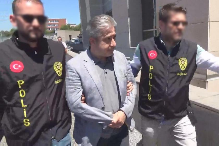 Şahin Şeker, yanında iki polis