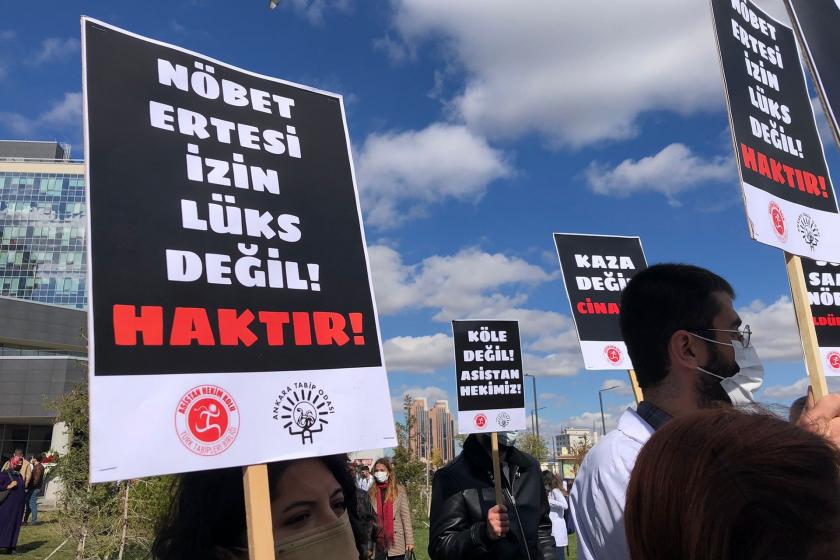 Dr. Rümeysa Şen'in ölümünün ardından hekimlerin çalışma saatlerinin düzeltilmesi talebiyle yaptığı eylemden bir fotoğraf.