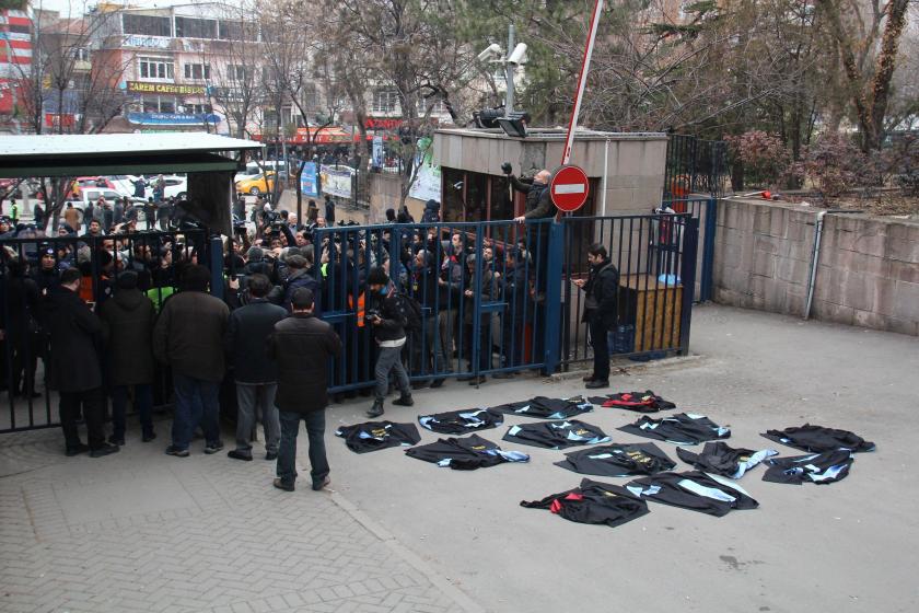 Akademisyenler cübbeleri yere sermiş, kapıda polis yığınağı var