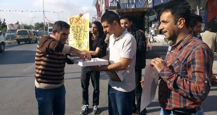 Evren için lokum ve Erdal Eren posteri dağıttılar