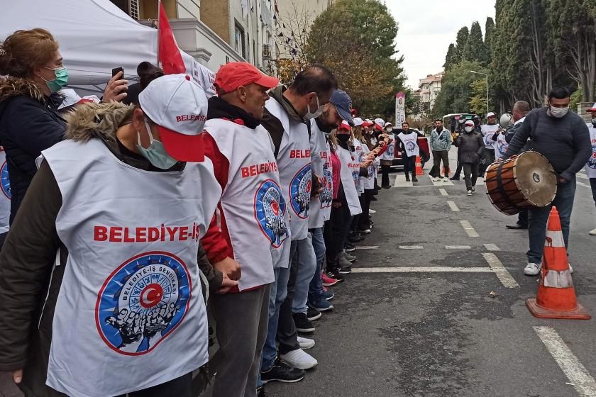 Bakırköy Belediyesi işçilerinin grev halayına durduğu anlardan bir fotoğraf.