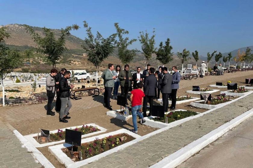 İzmir depreminde hayatını kaybedenler mezarları başında anıldı