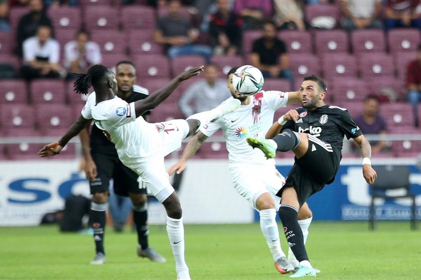 Süper Lig’in 11. haftasında Atakaş Hatayspor ile Beşiktaş, Yeni Hatay Stadında karşılaştı. Bir pozisyonda Atakaş Hataysporlu Adama Traore (sol) ile Beşiktaşlı Umut Meraş (77) mücadele etti.