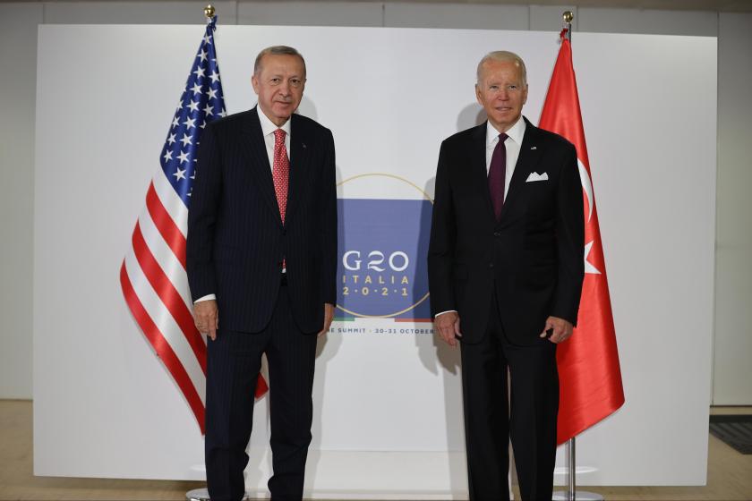 Erdoğan ve Biden ülke bayraklarının önünde poz veriyor