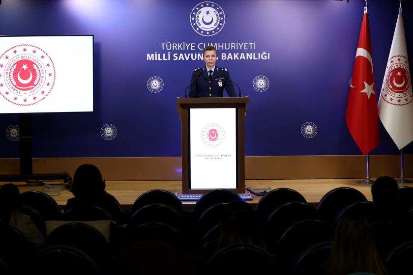 MSB Basın ve Halkla İlişkiler Müşavirliği Plan Subayı Hava Muhabere Binbaşı Pınar Kara kürsüde konuşuyor