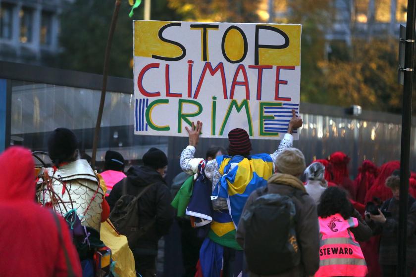 Stop Climate Crime yazılı döviz