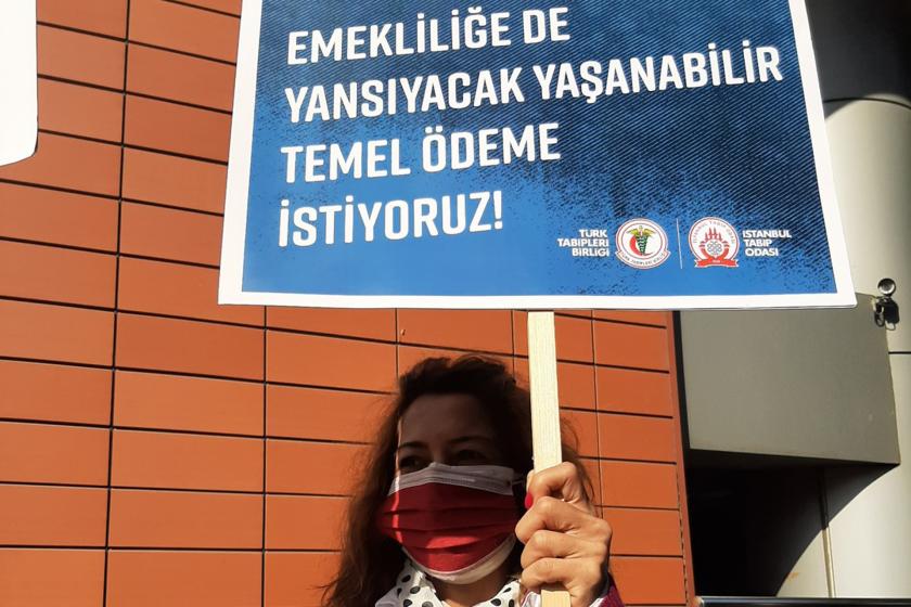 Emekliliğe yansıyacak yaşanabilir temek ödeme istiyoruz yazılı döviz