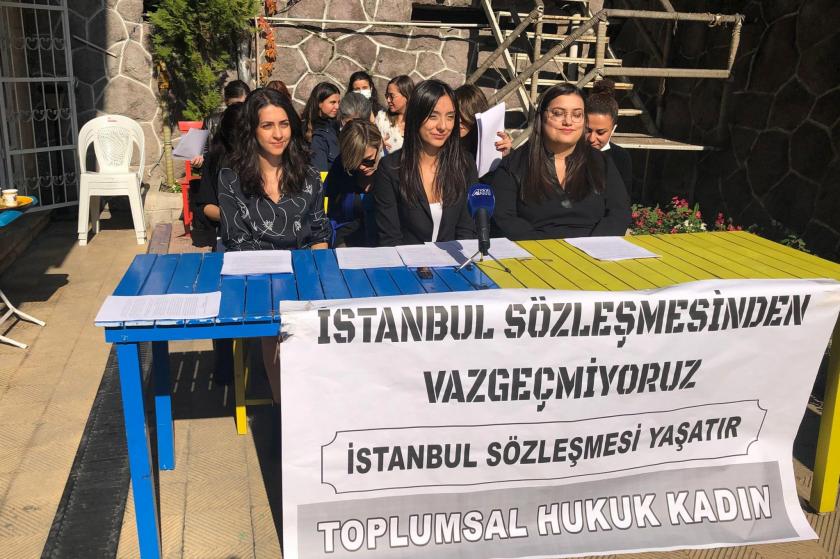 İstanbul Sözleşmesi ile ilgili pankartla basın toplantısı