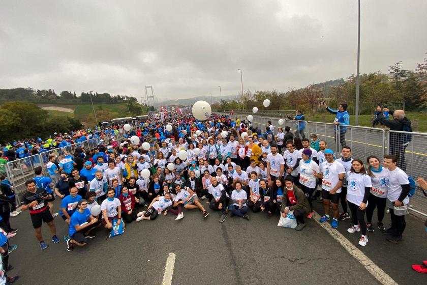 Boğaziçi akademisyenleri, mezunları ve öğrencileri maraton pozu veriyor