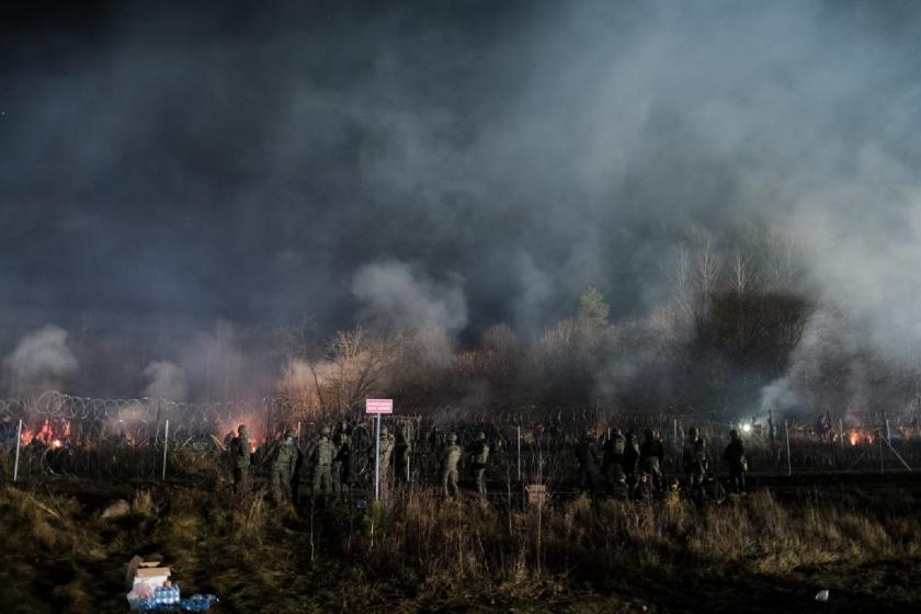 Belarus'tan Polonya'ya geçmek isteyen mülteciler kürekle telleri kırmaya çalıştı