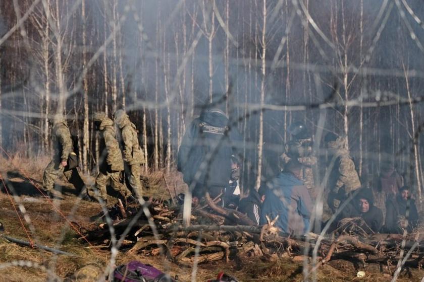 Polonya, Belarus sınırında askerlerin göçmenleri korkutmak için ateş açtığı görüntüleri yayımladı