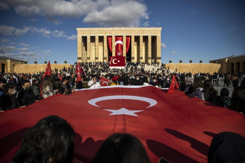 Anıtkabir'in önünde bayrak açan yurttaşlar