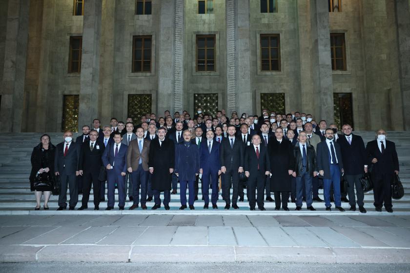 Hazine ve Maliye Bakanı Lütfi Elvan, TBMM Plan ve Bütçe Komisyonu'nda, Bakanlığının bütçesi üzerindeki görüşmelerde milletvekillerinin sorularını yanıtladı. Görüşmelerin ardından komisyonda, Hazine ve Maliye Bakanlığı ile Kamu İhale Kurumu, Kamu Gözetimi, Muhasebe ve Denetim Standartları Kurumu, Bankacılık Düzenleme ve Denetleme Kurumu, Sermaye Piyasası Kurulu, Gelir İdaresi Başkanlığı, Türkiye İstatistik Kurumu, Özelleştirme İdaresi Başkanlığı, Sigortacılık ve Özel Emeklilik Düzenleme ve Denetleme Kurumunun bütçeleri kabul edildi. Bakan Elvan, komisyon üyeleri ve bürokratlarla TBMM'de hatıra fotoğrafı çektirdi. 