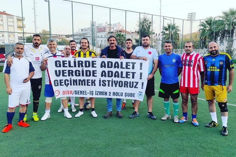 Genel-İş İzmir 2 Nolu Şube İşçileri 'Maçımızı da yaparız, sloganımızı da atarız' diyerek artan oranlı vergi sistemine karşı mücadele çağrısında bulundu.