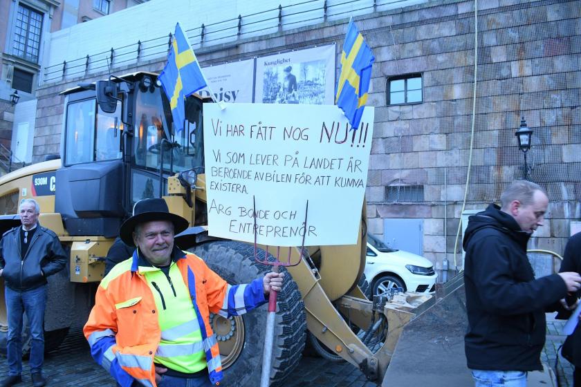 Elinde döviz tutan bir erkek arkada traktör