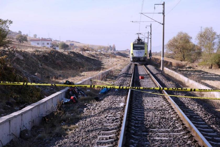 Kaza yeri, solda motosiklet ve karşıda yük treni