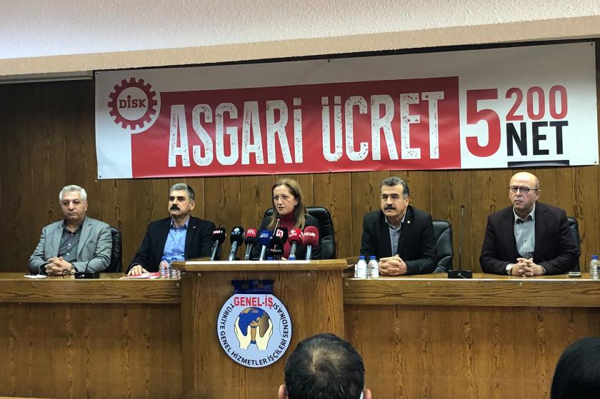 DİSK Genel Başkanı Arzu Çerkezoğlu, '4 kişilik bir ailenin asgari geçim şartlarını belirleyen yoksulluk sınırının Kasım 2021'de 10 bin 200 lirayı aştığı, aralıkta bunun daha da artacağını öngörerek, bir hanede 2 kişi çalıştığında en azından bir yoksulluk sınırı kadar gelir girebilmeli. Bu nedenle 2022 yılı asgari ücreti en az net 5200 lira olmalı diyoruz' dedi.