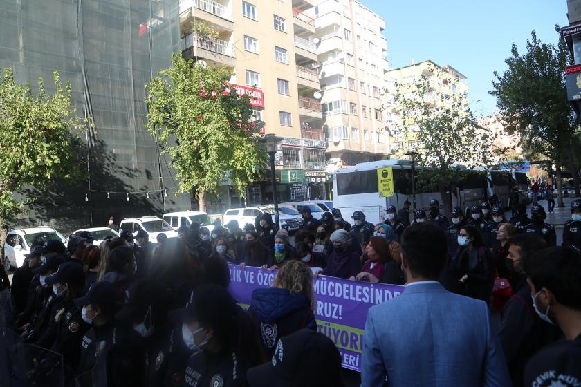 KESK'li  kadınların açıklaması polislerce engellendi