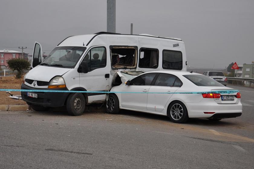 Antep'te kaza yapan öğrenci servisi aracı ve otomobil