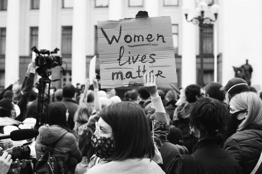 Women lives matter yazılı döviz