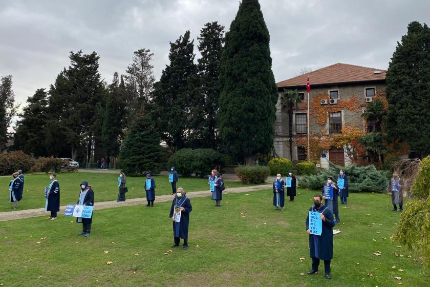 Rektörlük binasına sırtlarını dönen Boğaziçi Üniversitesi akademisyenleri