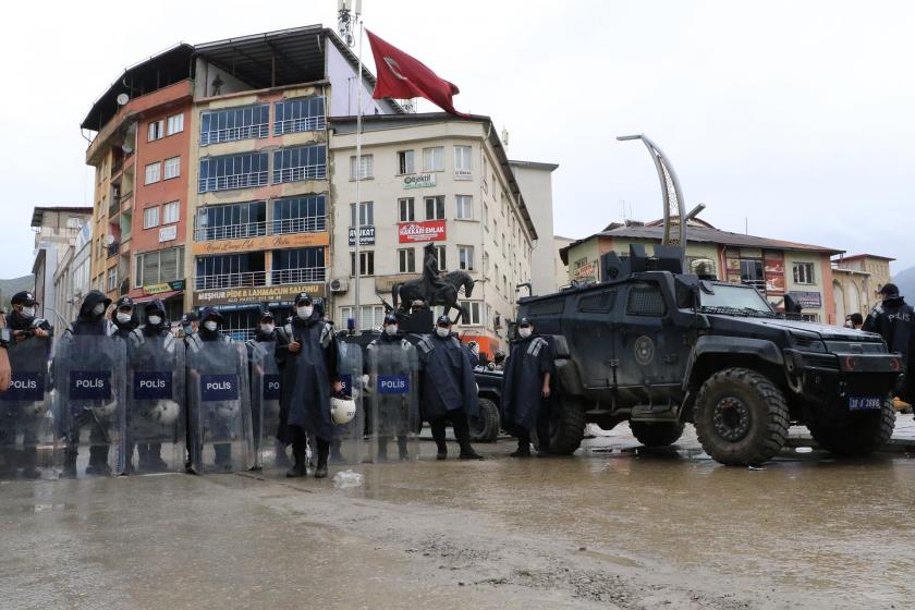 Hakkari'de sokakta askeri araç ve polisler