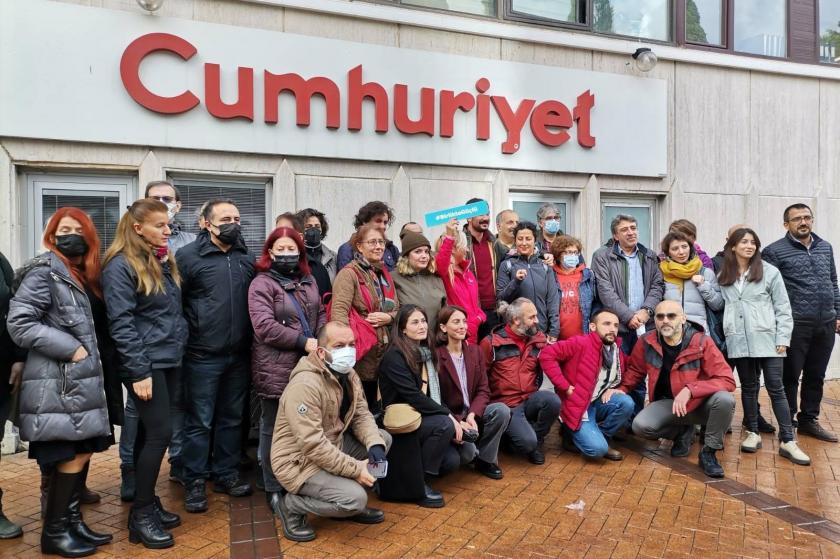 Cumhuriyet önündeki açıklamada TGS Başkanı Gökhan Durmuş konuşuyor