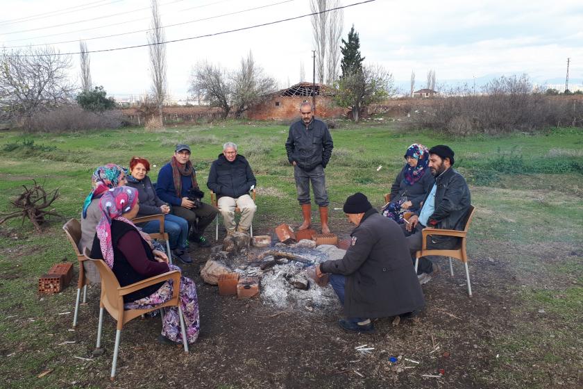 Ateşin başında oturan insanlar