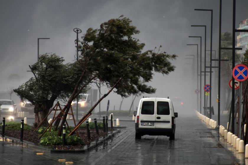 Antalya'da şiddetli fırtına hayatı olumsuz ekiledi