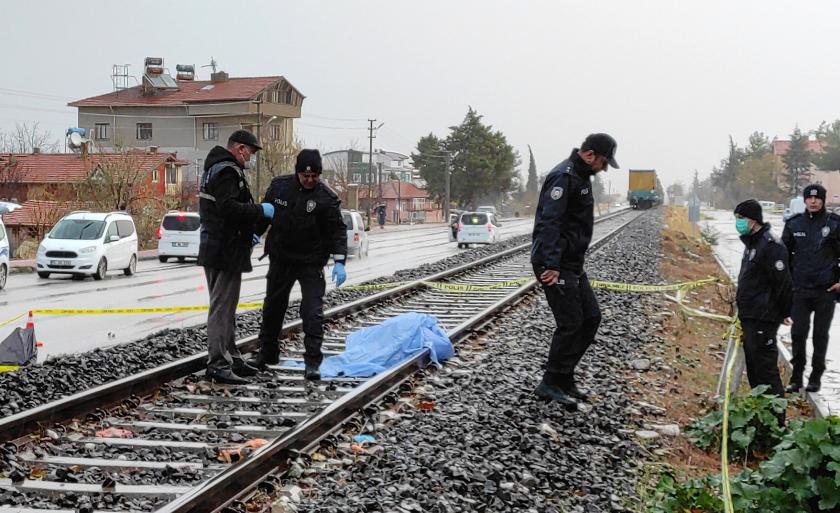 Burdur'da çocuğunu okula bıraktıktan sonra evine dönerken raylarda yük treninin çarptığı Serpil Erçömek (33) yaşamını yitirdi.