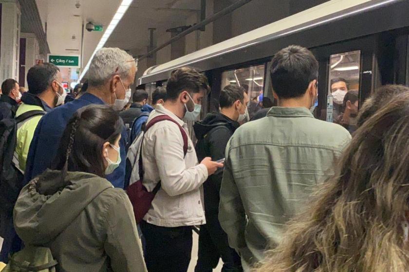 Kapanma gününde kalabalık metro