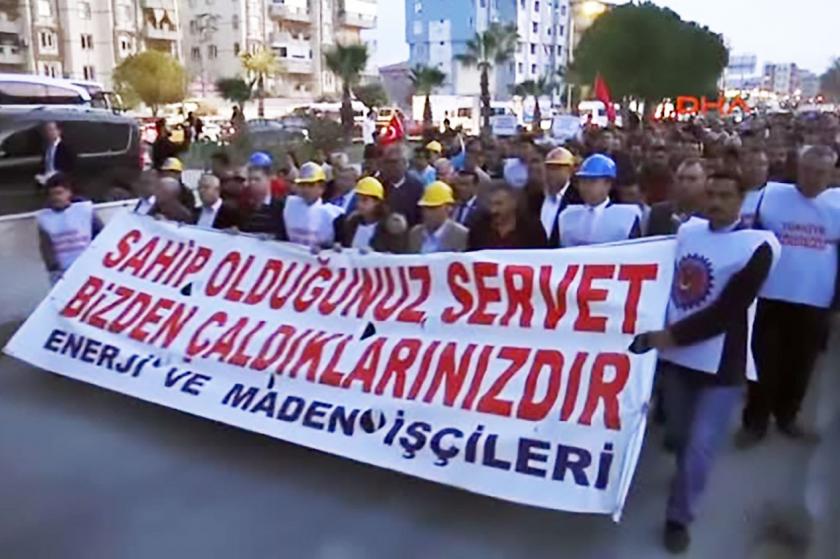 'Sahip olduğunuz servet bizden çaldıklarınızdır' pankartı