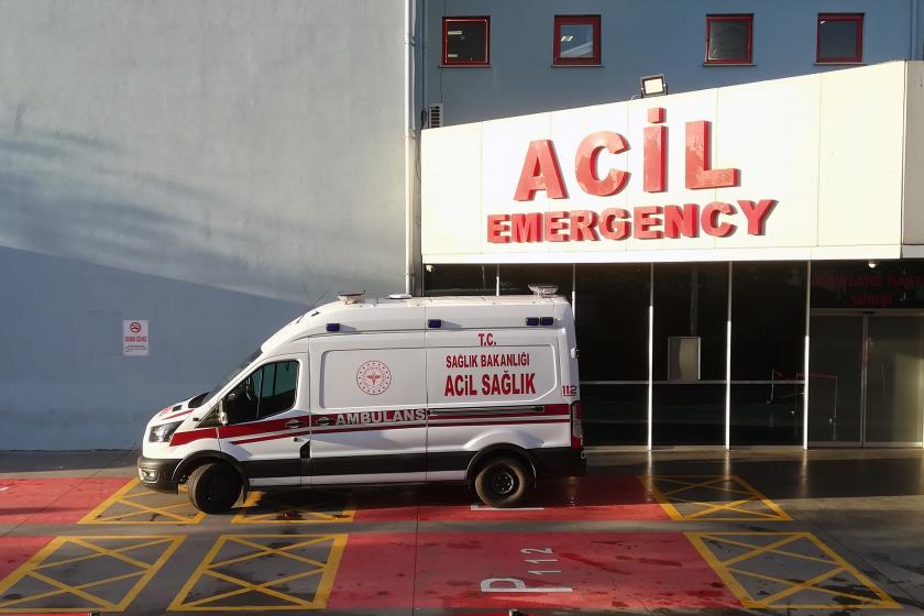 acil servis girişi önünde bekleyen ambulans