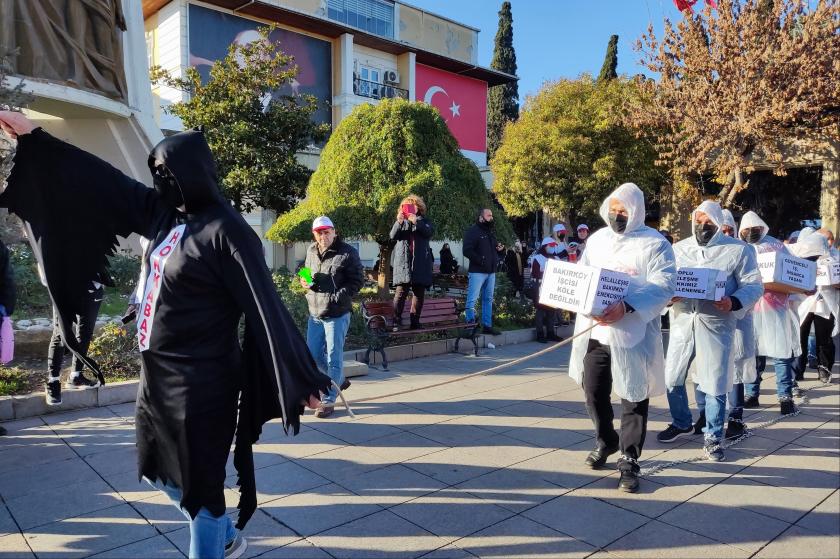 Bakırköy Belediyesi işçileri, grevin 46.gününde tiyatro oyunu sahneledi