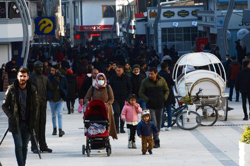 Van'da sokakta yürüyen insanlar