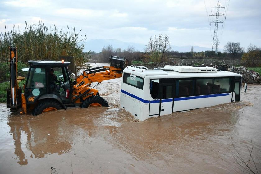 Derede mahsur kalan işçi servisi traktör ile kurtarılıyor