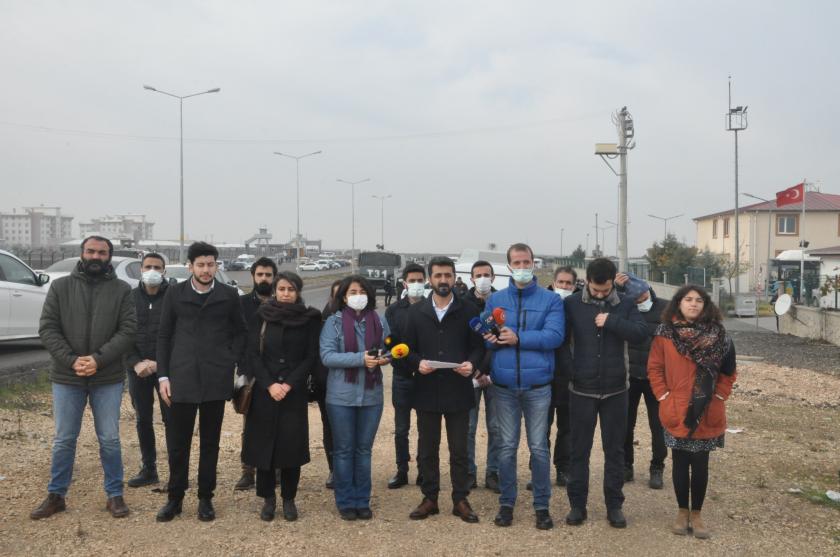 Diyarbakır'da demokratik kitle örgütleri, İnsan Hakları Haftası kapsamında Diyarbakır D Tipi Cezaevi önünde açıklama yaparak cezaevlerinde yaşanan hak ihlallerine dikkat çekti.