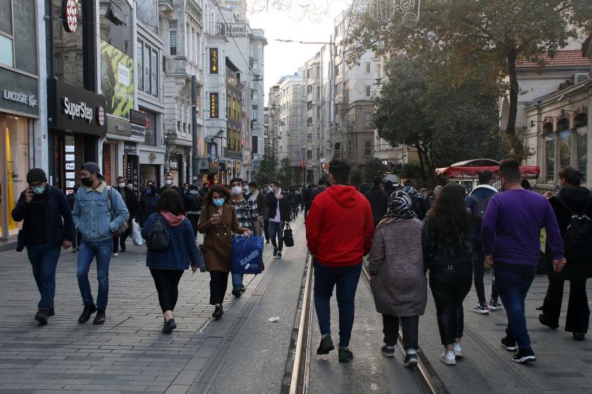 İstiklal Caddesi'nde yürüyen insanlar