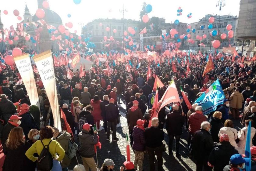 İtalya'da iki büyük sendika hükümetin 2022 bütçesini protesto etmek için genel greve gitti