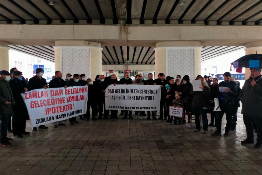 Kocaeli'nin Körfez ilçesinde Zamlara Hayır Platfgormu yaptığı açıklama ile asgari ücrete tepki gösterdi