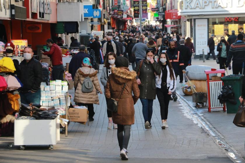 Samsun'da sokakta yürüyen insanlar