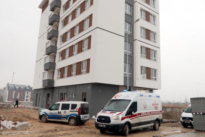 İnşaatın önündeki ambulans ve polis aracı