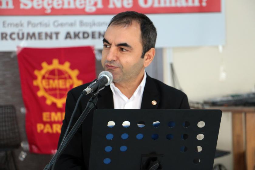 Emek Partisi (EMEP) Genel Başkanı Ercüment Akdeniz İzmir Çiğli'de katıldığı halk toplantısında konuşmasını yaparken.