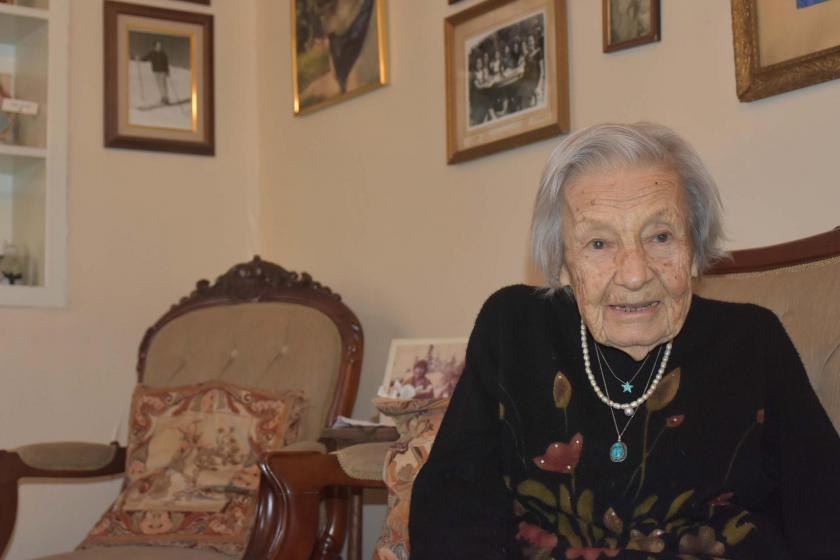 İzmir'de yaşayan, Türkiye'nin ilk kadın ortodontisti Ayşe Mayda, 105 yaşında hayatını kaybetti.