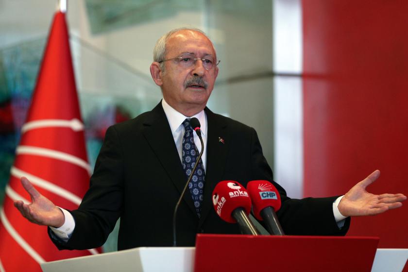 Kemal Kılıçdaroğlu kürsüde konuşuyor