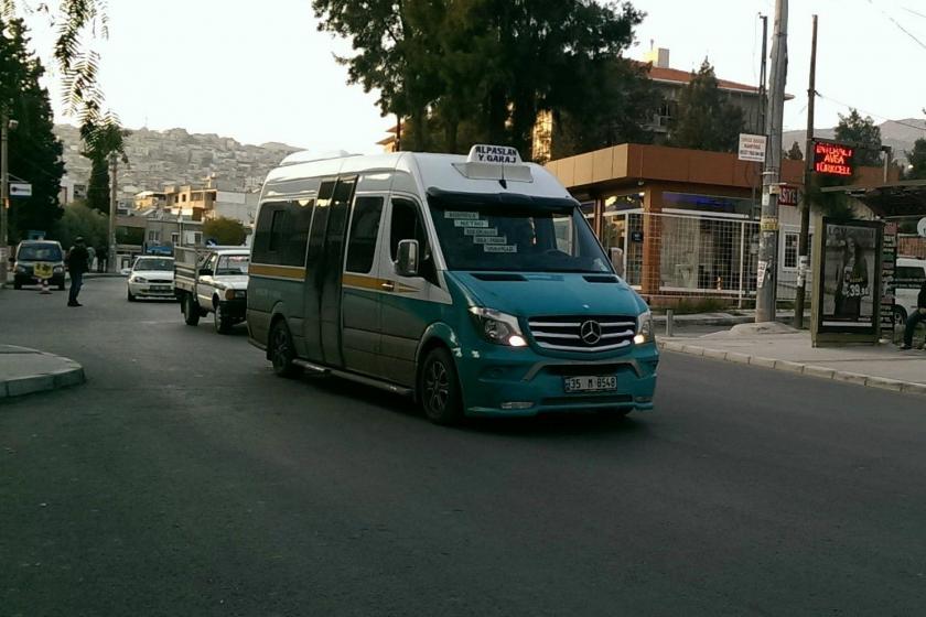 İzmir'de yolda bir minibüs