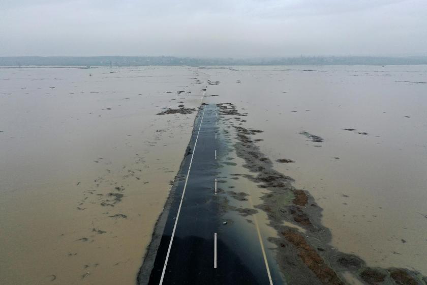  Ergene Nehri'nin yatağından taşması nedeniyle ulaşıma kapanan yol