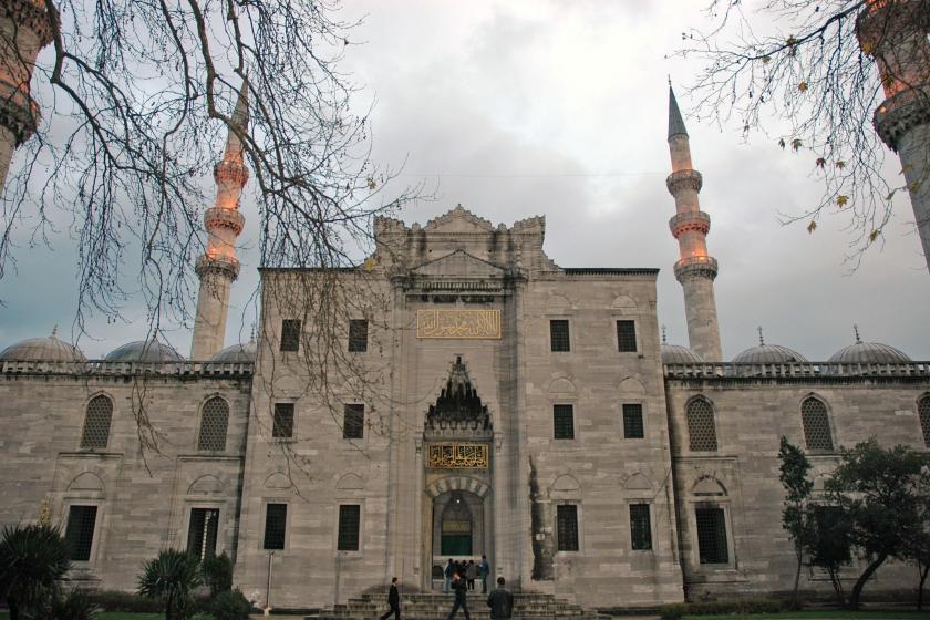 Süleymaniye Camii'nin muvakkithanesi ve avlu girişi 