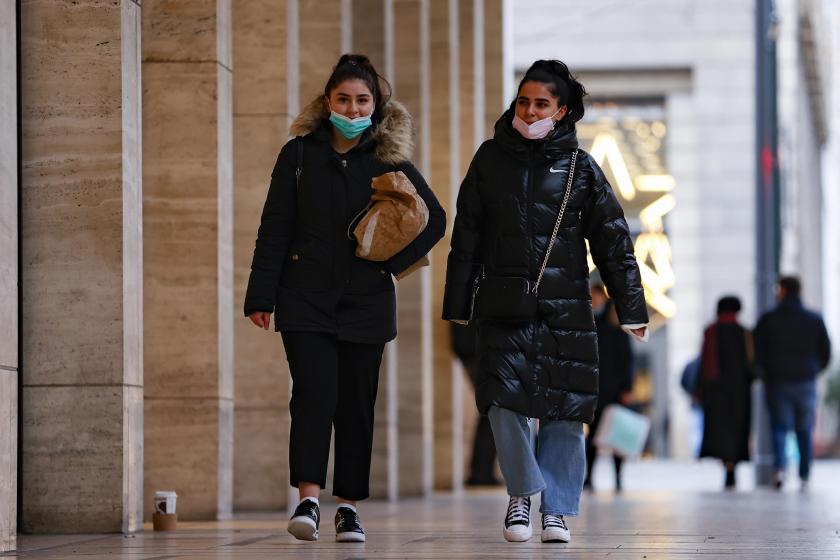 Berlin'de sokakta yürüyen iki kadın