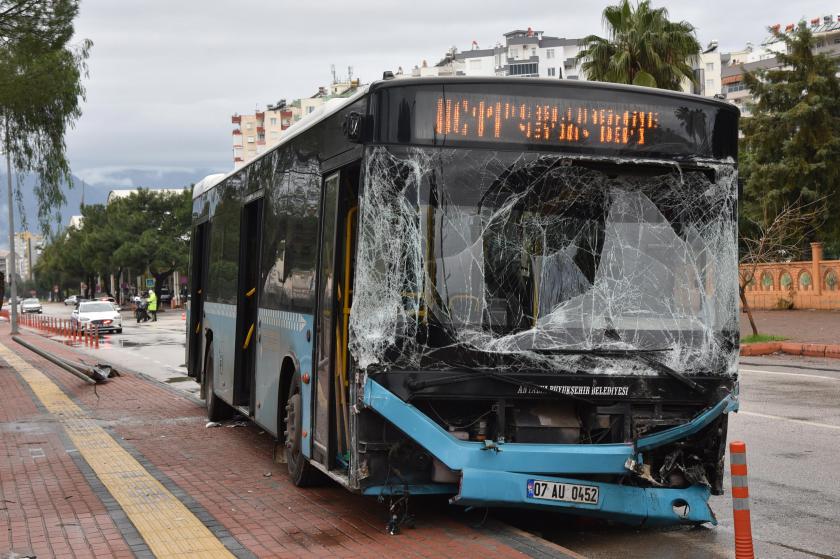 Antalya'da kaza yapan özel halk otobüsü